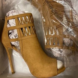 Tan ShoeDazzle heels size 8.5